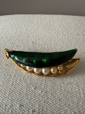 Vintage Peas In A Pod Gold Tone Brooch with Green Enamel & Faux Pearls.